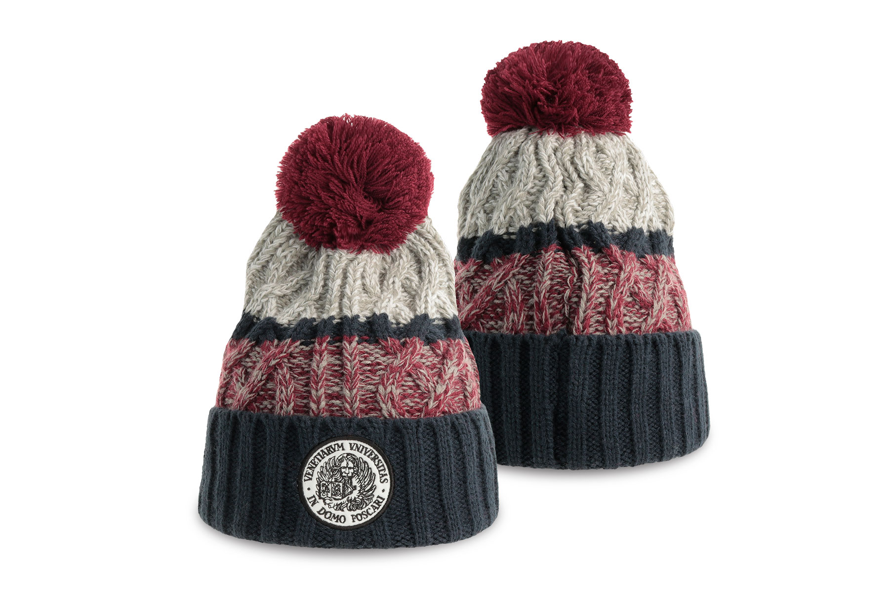 Mössa med uppvik och pompom 2398 – Fram: broderad patch